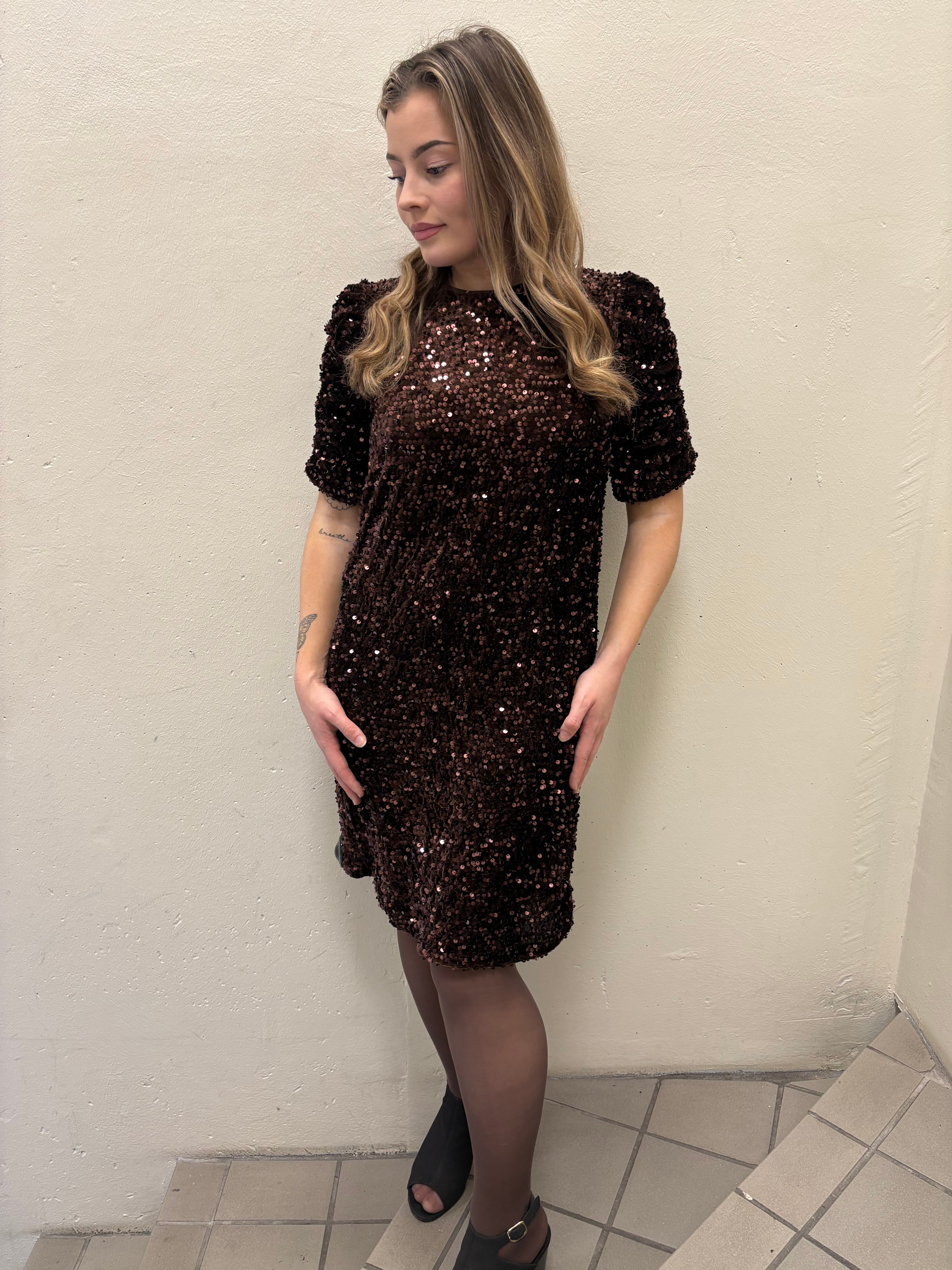 VIBELIEVE Short Dress - Coffee Bean